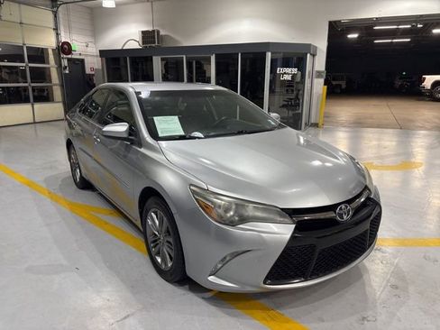 Used 2017 Toyota Camry SE w/ Four Season Floor Mat Package image 9
