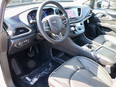 New 2026 Chrysler Pacifica Limited AWD/4WD image 4