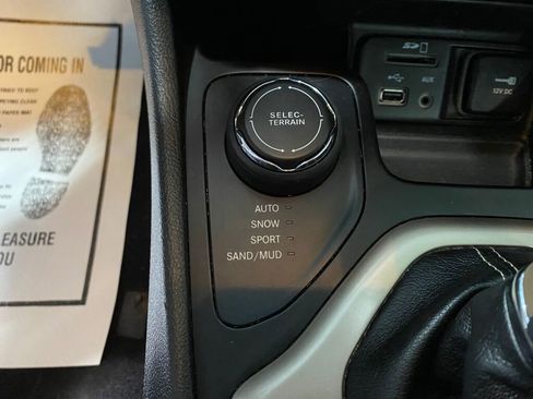 Used 2018 Jeep Cherokee Limited image 18