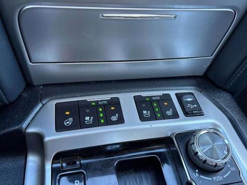 Used 2019 Toyota Land Cruiser image 18