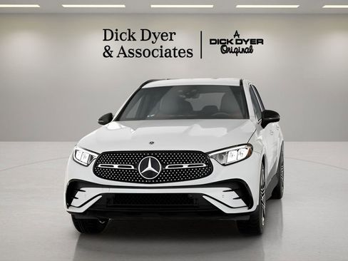 Used 2025 Mercedes-Benz GLC 300 4MATIC image 32