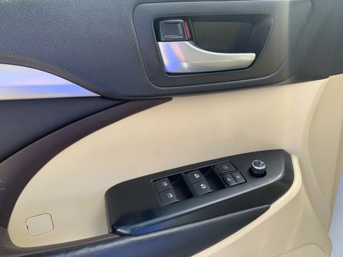 Used 2017 Toyota Highlander XLE FWD image 15