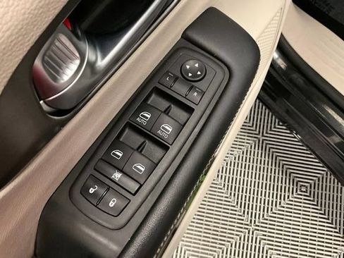 Used 2023 Chrysler Pacifica Touring-L FWD image 39