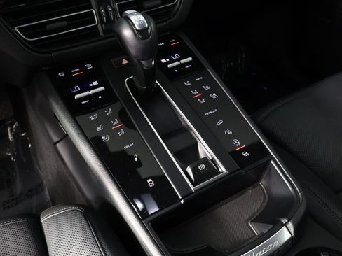 Certified 2023 Porsche Macan S AWD/4WD image 18