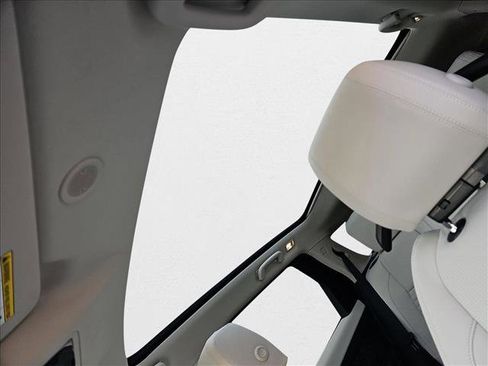 Used 2025 Land Rover Discovery Sport S image 28