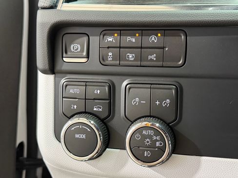 Used 2025 Chevrolet Tahoe Premier AWD/4WD image 16