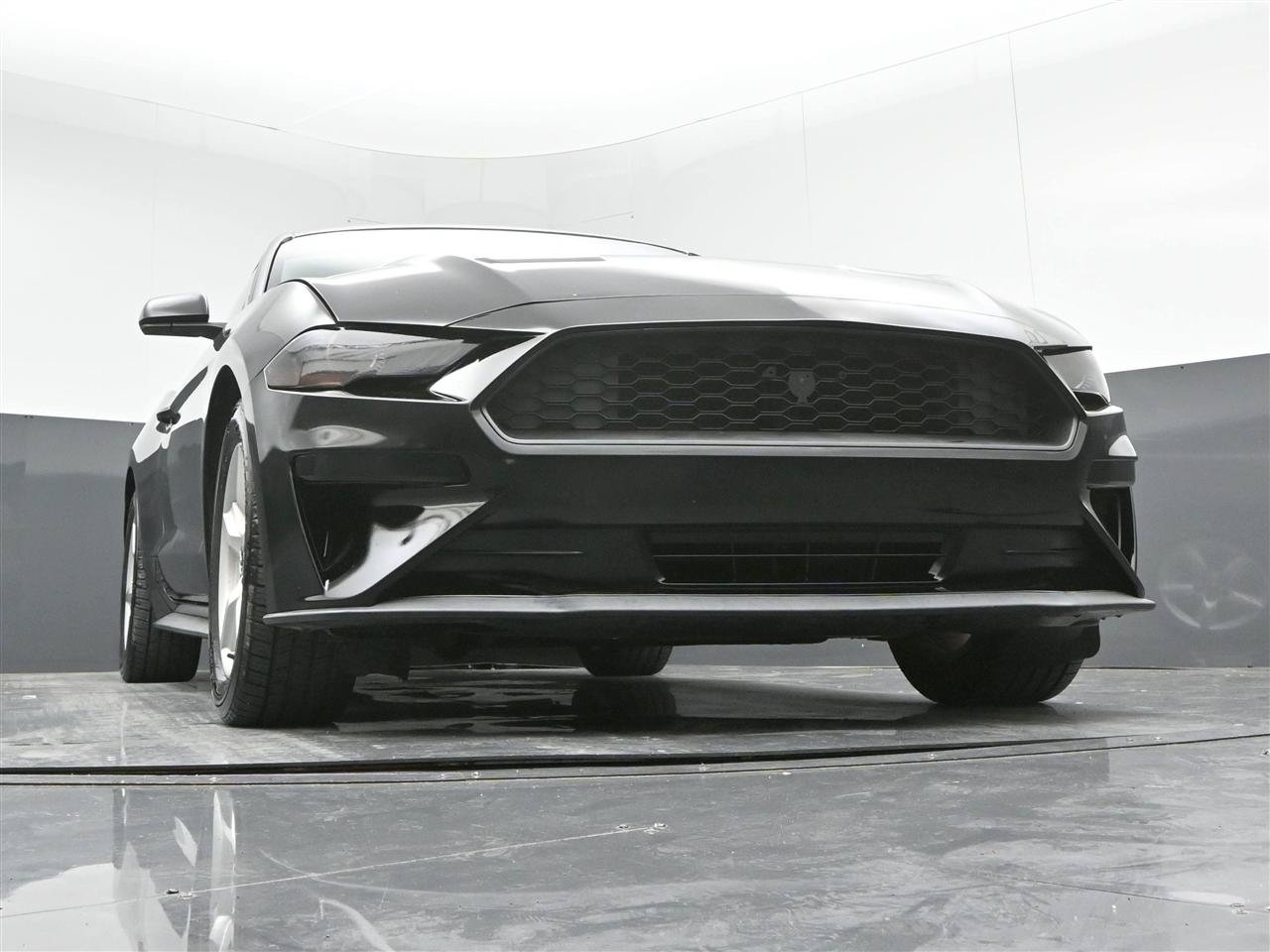 Used 2018 Ford Mustang Coupe RWD image 28