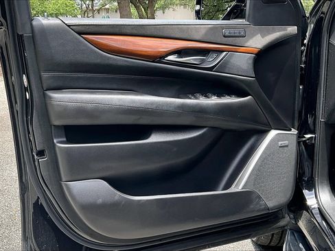 Used 2019 Cadillac Escalade Luxury RWD image 16