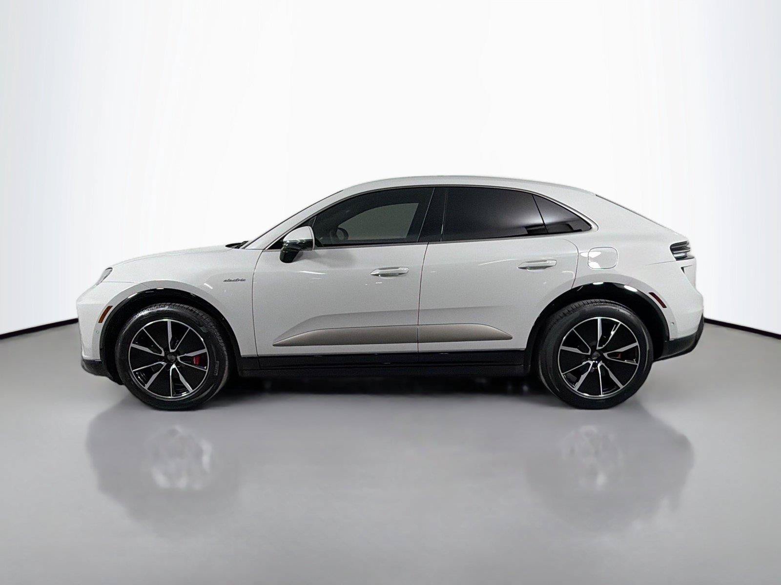 Used 2026 Porsche Macan Turbo Electric AWD/4WD image 2