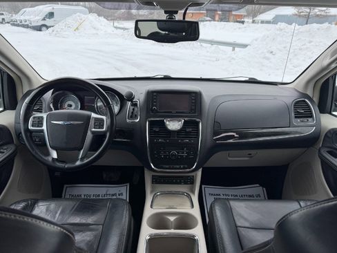 Used 2013 Chrysler Town & Country Limited image 22