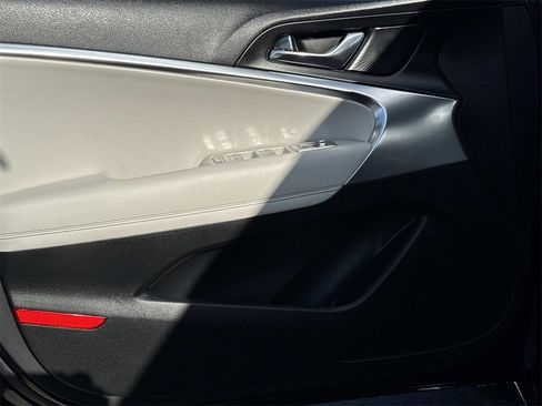 Used 2025 Genesis G70 2.5T image 14