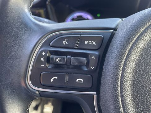 Used 2020 Kia Niro LXS image 12