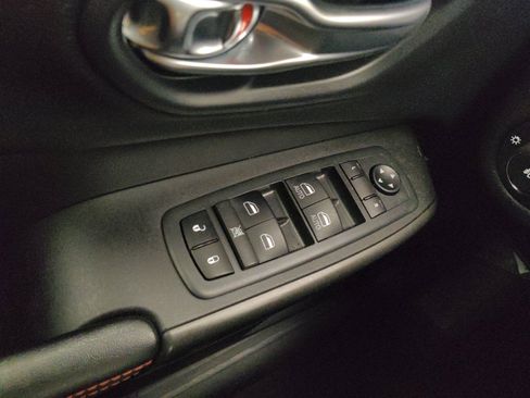 Used 2019 Jeep Cherokee Trailhawk AWD/4WD image 27