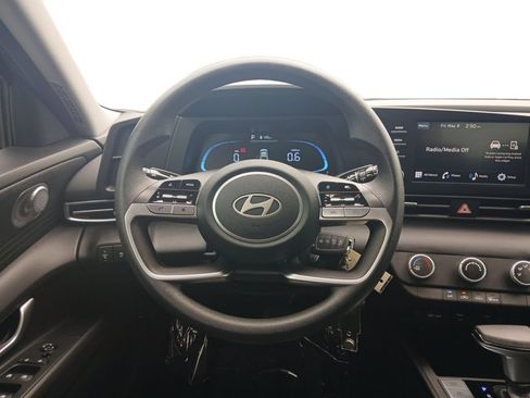 Used 2025 Hyundai Elantra SE FWD image 12