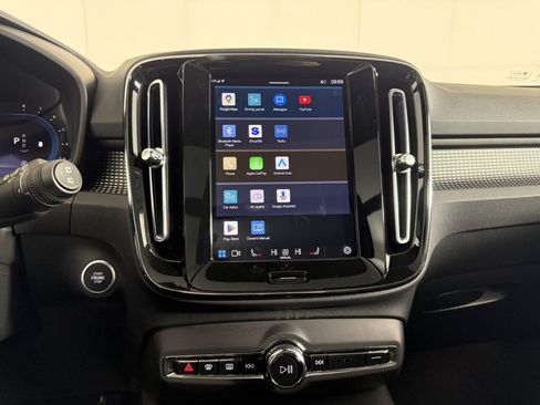 Used 2024 Volvo XC40 B5 Plus image 19