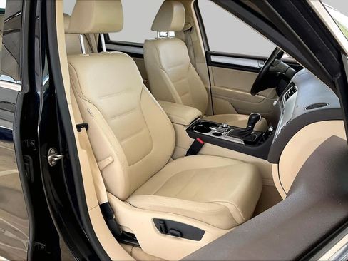 Used 2016 Volkswagen Touareg Sport AWD/4WD image 10