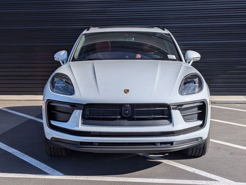 Certified 2025 Porsche Macan AWD/4WD image 6