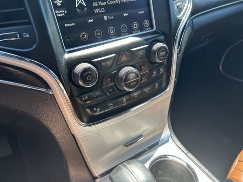 Used 2018 Jeep Grand Cherokee Summit w/ Platinum Series Group AWD/4WD image 29