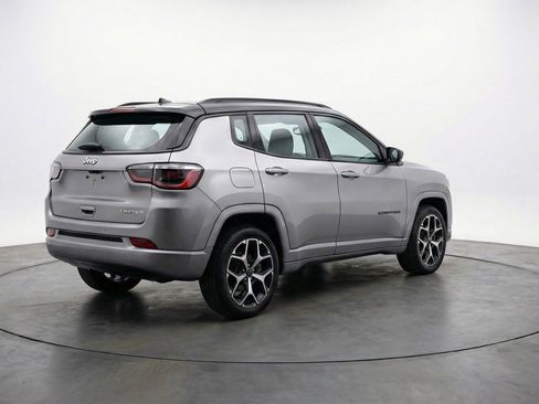 Used 2025 Jeep Compass Limited image 9
