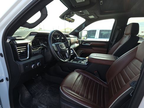 Used 2025 GMC Sierra 3500 Denali Ultimate image 9
