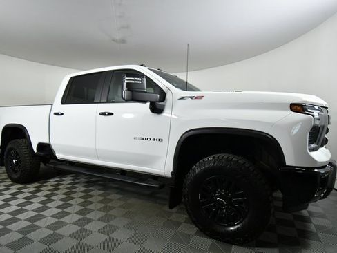 Used 2024 Chevrolet Silverado 2500 ZR2 w/ Technology Package image 9