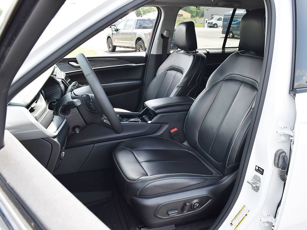Used 2023 Jeep Grand Cherokee Limited w/ Luxury Tech Group II AWD/4WD image 5