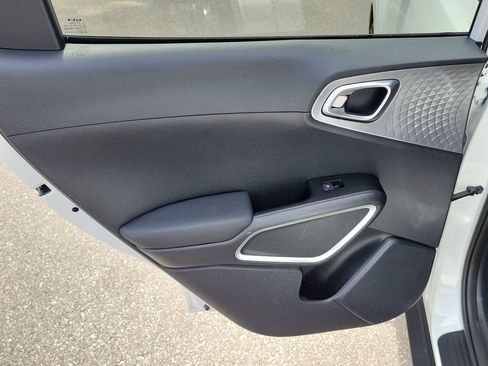 Used 2025 Kia Soul LX w/ LX Technology Package FWD image 9