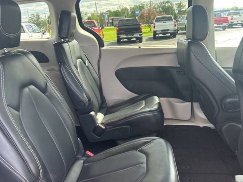 Used 2023 Chrysler Pacifica Touring-L FWD image 45