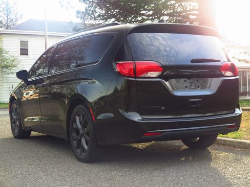 Used 2019 Chrysler Pacifica Touring Plus w/ S Appearance Package FWD image 36