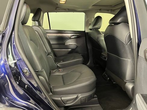 Used 2021 Toyota Highlander Limited image 16