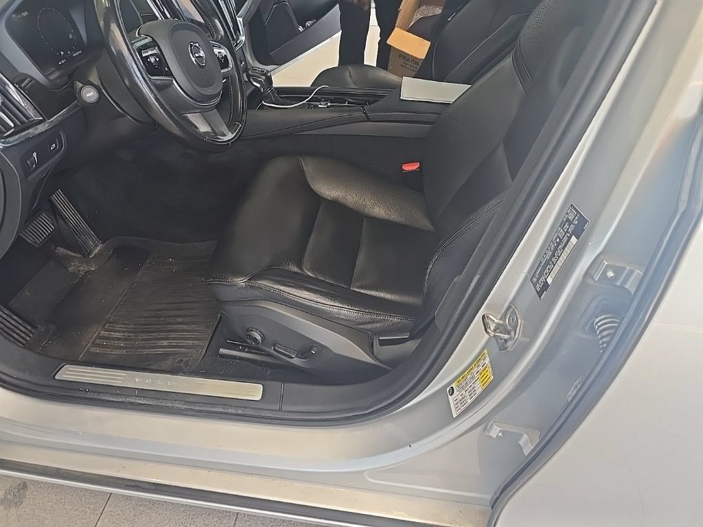 Used 2018 Volvo S90 T6 Momentum w/ Convenience Package AWD/4WD image 2