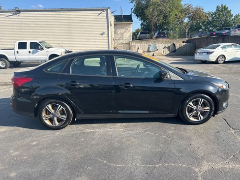 Used 2018 Ford Focus SE w/ SE Appearance Package FWD image 5