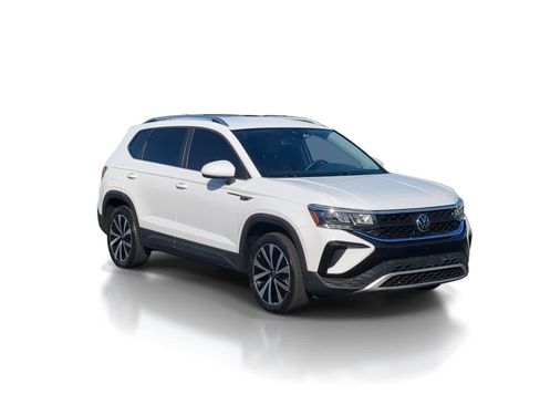 Used 2024 Volkswagen Taos SE image 2