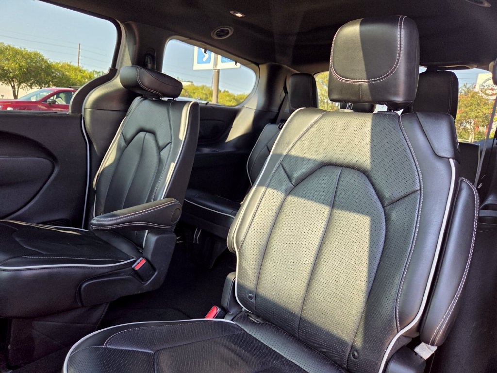 Used 2025 Chrysler Pacifica Limited FWD image 25
