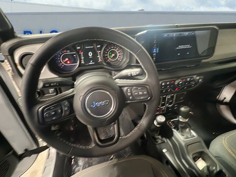 Used 2025 Jeep Gladiator Willys image 14