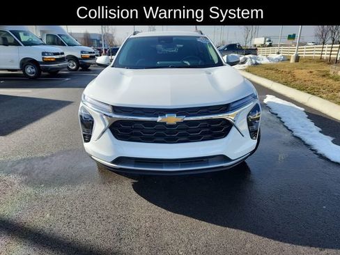 Used 2025 Chevrolet Trax LT w/ LT Convenience Package image 2