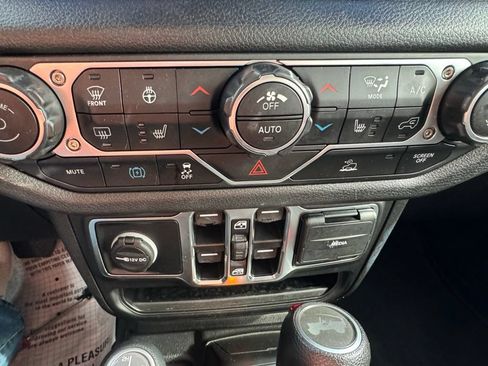 Used 2024 Jeep Wrangler Unlimited w/ Convenience Group AWD/4WD image 18