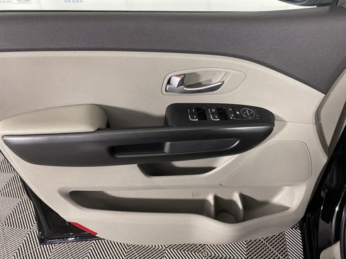 Used 2018 Kia Sedona L FWD image 11