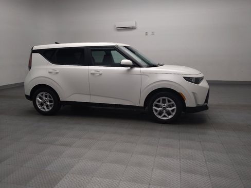 Used 2025 Kia Soul LX w/ LX Technology Package FWD image 11