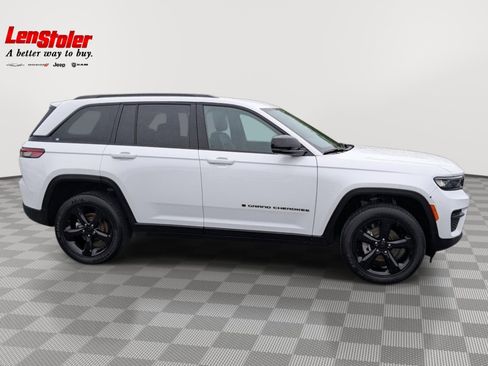 Used 2025 Jeep Grand Cherokee Altitude AWD/4WD image 6