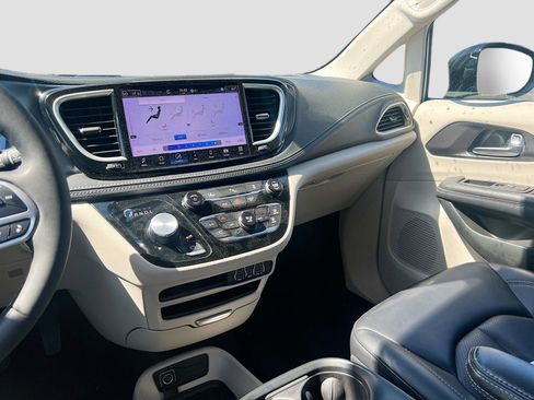 Used 2024 Chrysler Pacifica Limited FWD image 25