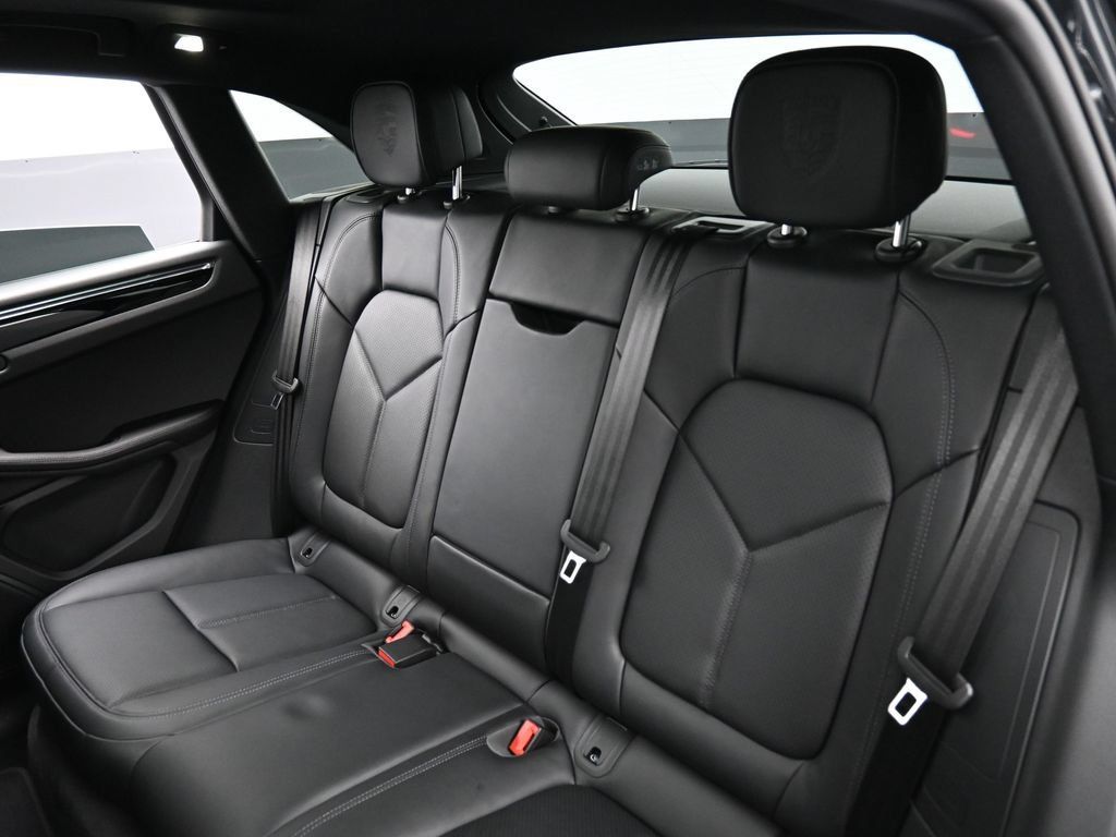 Certified 2026 Porsche Macan AWD/4WD image 24