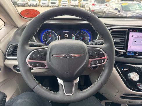Certified 2024 Chrysler Pacifica Touring-L image 11