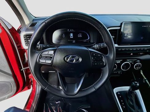 Used 2024 Hyundai Venue Limited FWD image 11