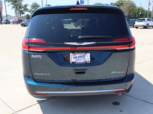 Used 2025 Chrysler Pacifica Pinnacle FWD image 6