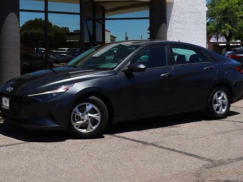 Used 2021 Hyundai Elantra SE FWD image 3