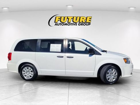 Used 2019 Dodge Grand Caravan SE w/ UConnect Hands-Free Group FWD image 3