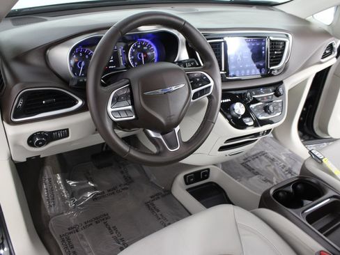 Used 2018 Chrysler Pacifica Touring-L FWD image 8