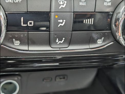 Used 2025 Chevrolet Trax RS FWD image 12