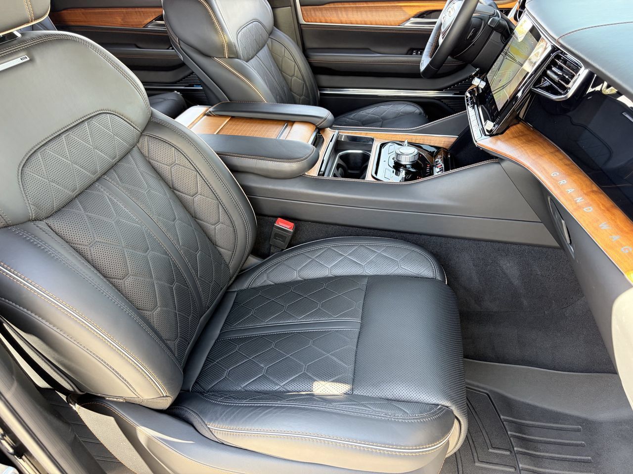 Used 2023 Jeep Grand Wagoneer Series III AWD/4WD image 10